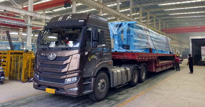 The steel structure products exported to South Korea are being loaded and dispatched from the factory